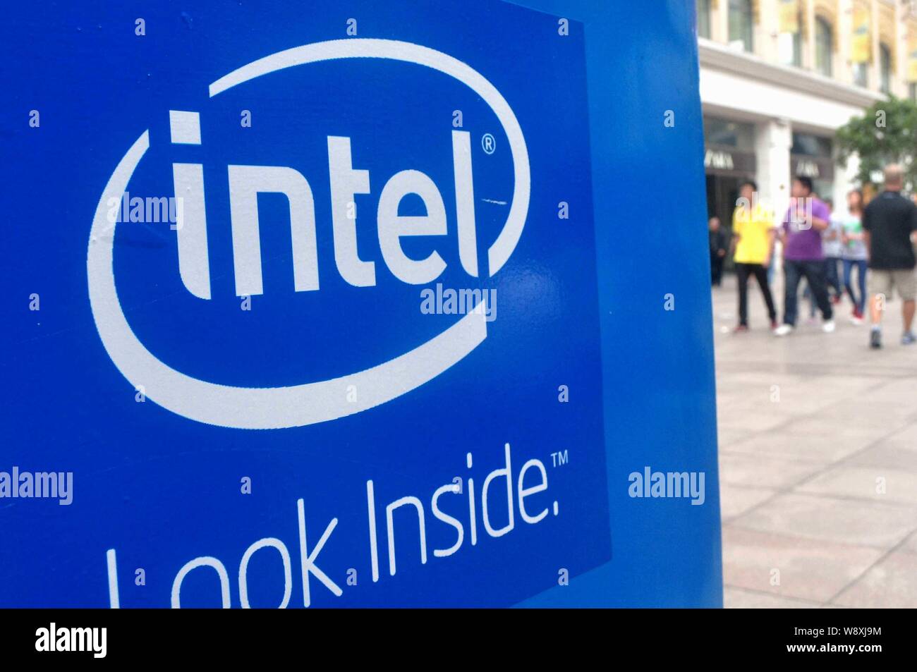 --FILE--pedoni a piedi passato un annuncio di Intel in Cina a Shanghai, 7 settembre 2013. Intel Corp., lottando per penetrare nel mercato per Foto Stock