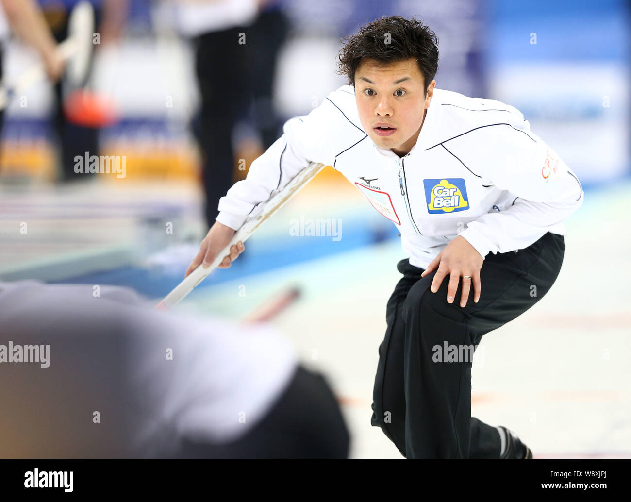 Tsuyoshi Yamaguchi di Giappone, orologi i suoi compagni di squadra ampie contro la Svizzera nella loro ottava sessione del round robin durante il mondo Mens Curli Foto Stock