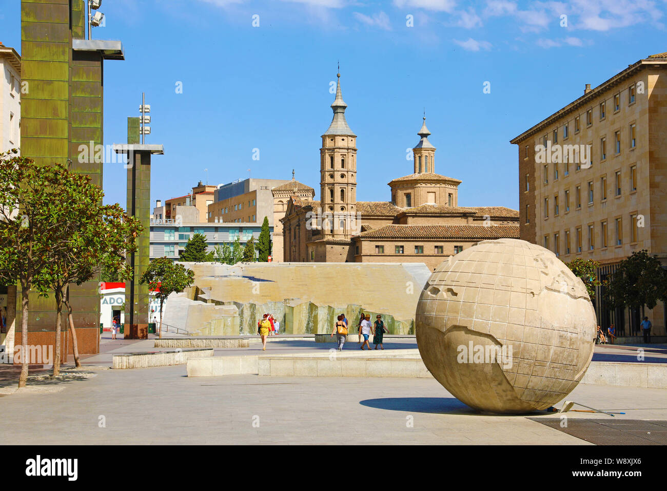 Saragozza, Spagna - luglio 1, 2019: Plaza del Pilar quadrato con cityscape di Zaragoza Foto Stock
