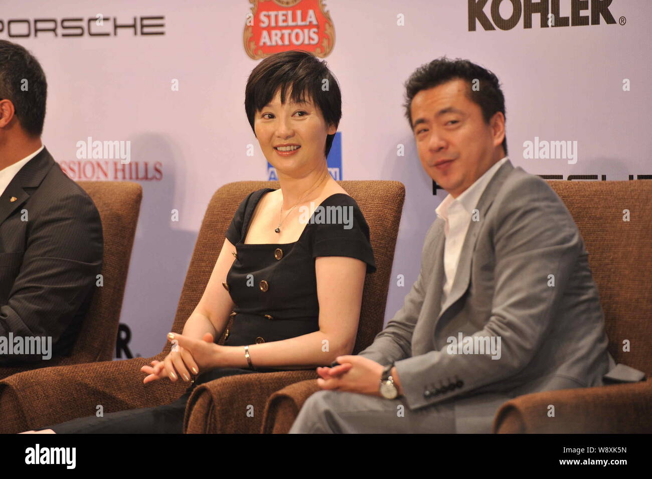 Attrice cinese Xu, ventola sinistra e Wang Zhonglei, CEO di Huayi fratelli, sono illustrati nel corso di una conferenza stampa per il 2014 Mission Hills Celebr mondiale Foto Stock