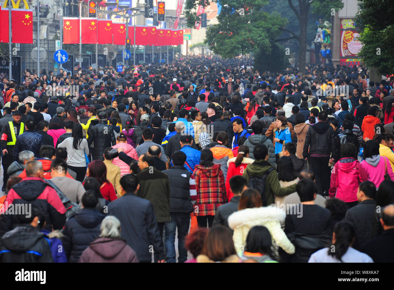 I turisti affollano la Nanjing Road shopping street durante il nuovo anno lunare cinese vacanza o Festa della Primavera in Cina a Shanghai, 1 febbraio 2014. Foto Stock