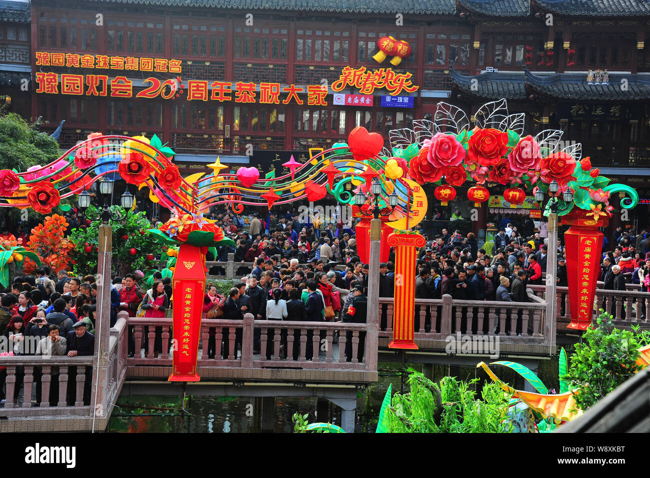 I turisti affollano il ponte Jiuqu o il Ponte di nove torniture presso il Giardino di Yuyuan durante il Nuovo Anno Cinese vacanza o Festival di Primavera in Shanghai, Ch Foto Stock