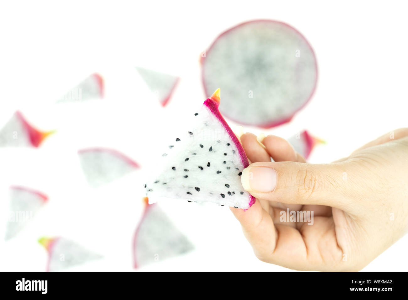 Di un bel colore rosa dragon frutta o pitaya isolato a sfondo bianco Foto Stock