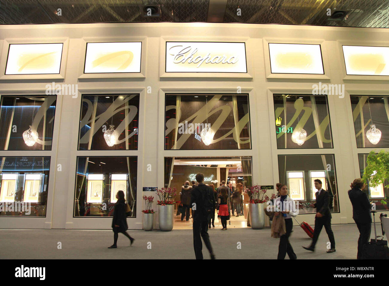 La gente visita lo stand della Chopard durante il Baselworld Salone Mondiale dell Orologeria e della Gioielleria 2014 a Basilea, in Svizzera, il 26 marzo 2014. I mondi più grande orologio Foto Stock