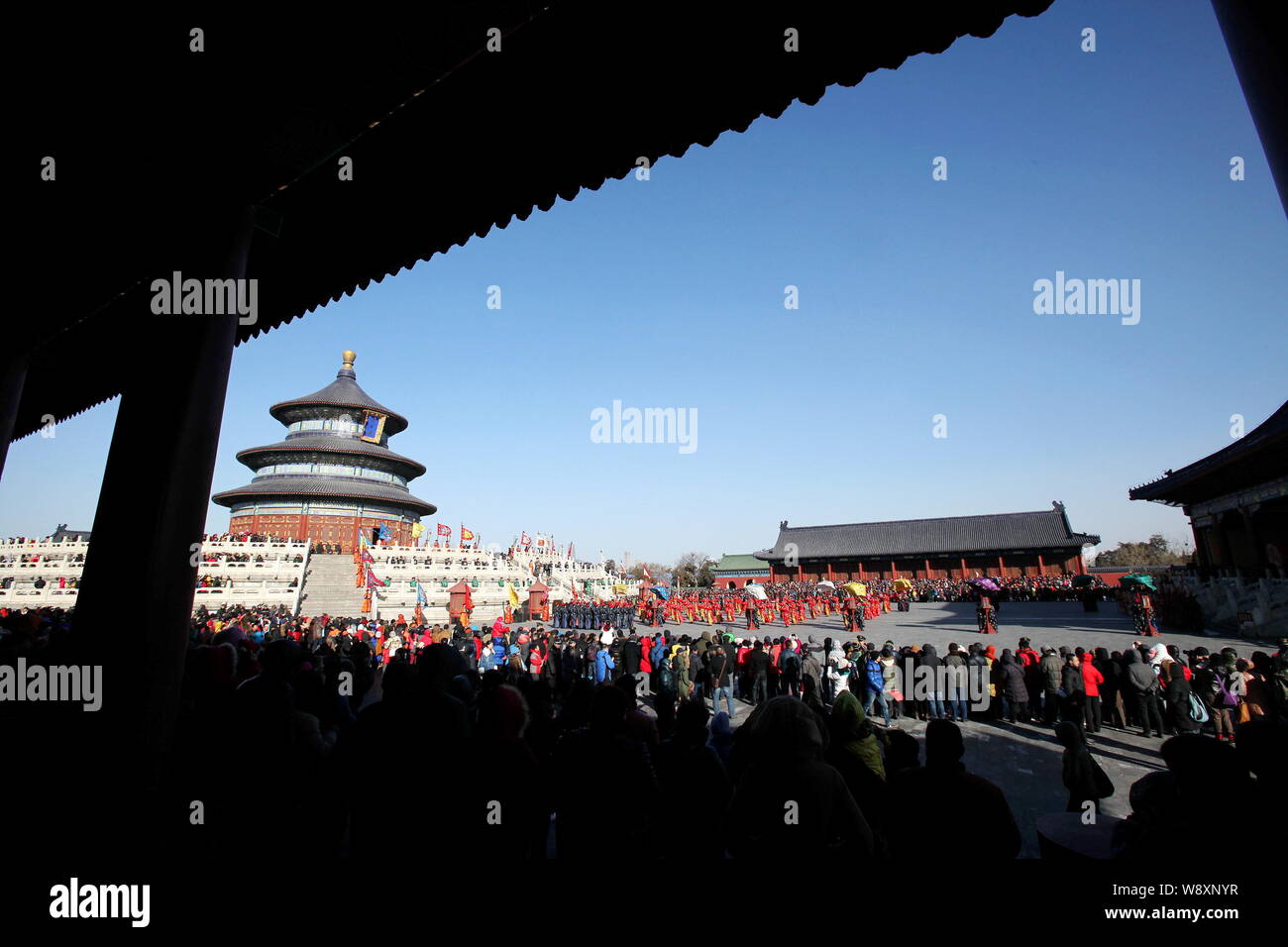 I turisti guarda un antico royal cielo cerimonia di culto per il nuovo anno lunare cinese o Festa della Primavera di fronte la Sala della Preghiera del Buon Raccolto Foto Stock