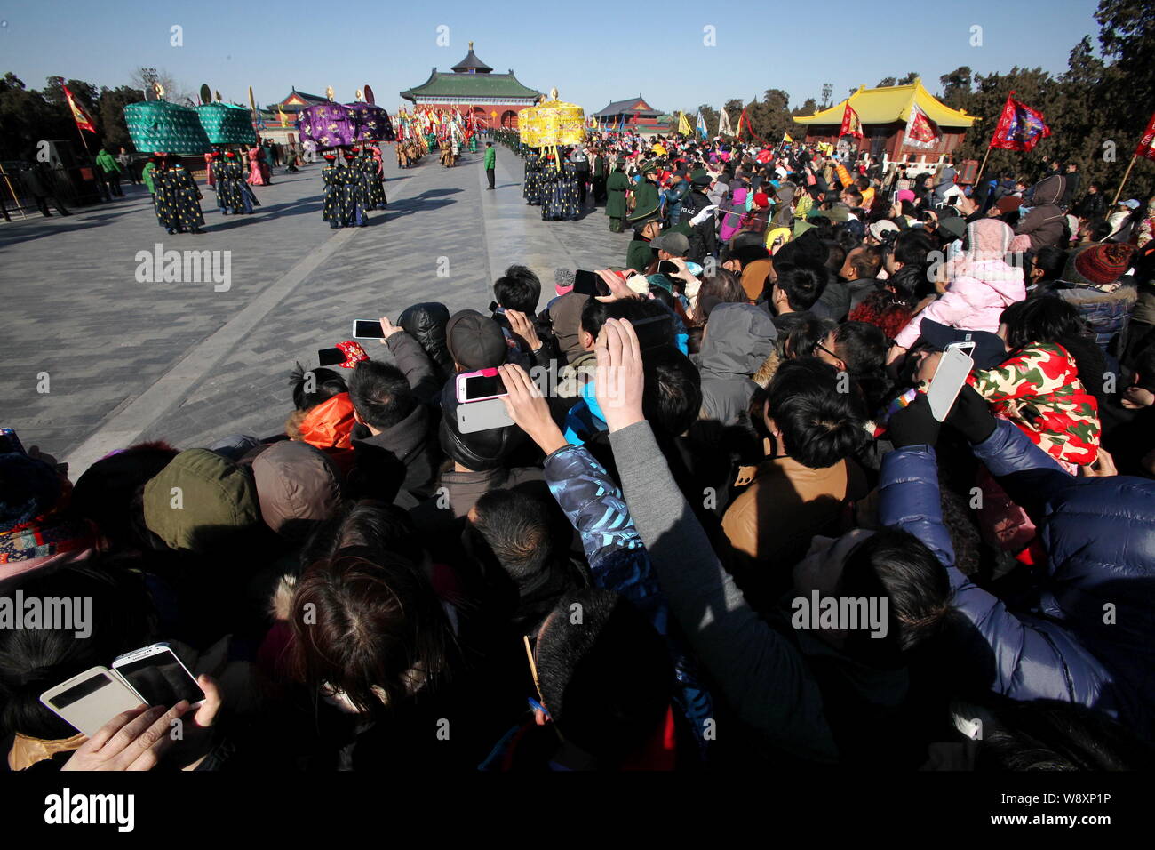 I turisti guardare o prendere le foto di animatori vestiti con i costumi della dinastia Qing (ANNUNCIO 1644 - 1911) durante un antico royal cielo cerimonia di culto Foto Stock