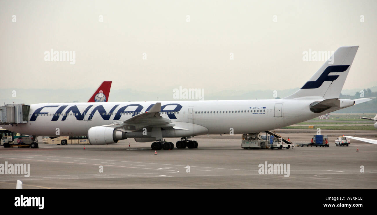 --FILE--un Airbus A330-300 jet piano di Finnair è visto a Chongqing Jiangbei dall'Aeroporto Internazionale di Chongqing Cina, 18 luglio 2013. A Finnair Foto Stock