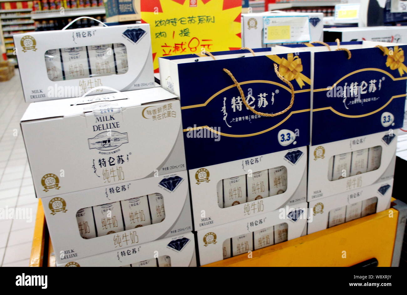 --FILE--cartoni di latte Mengniu Deluxe sono in vendita in un supermercato a Yichang city, centrale cinese della provincia di Hubei, 2 settembre 2014. Cina Mengni Foto Stock