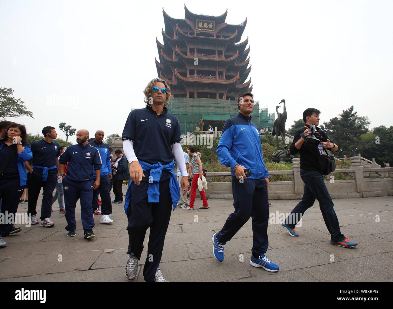 Argentina football star Javier Zanetti, anteriore centrale e i suoi compagni di squadra di Inter e Milan leggende visita Yellow Crane Tower davanti al 2014 China-It Foto Stock