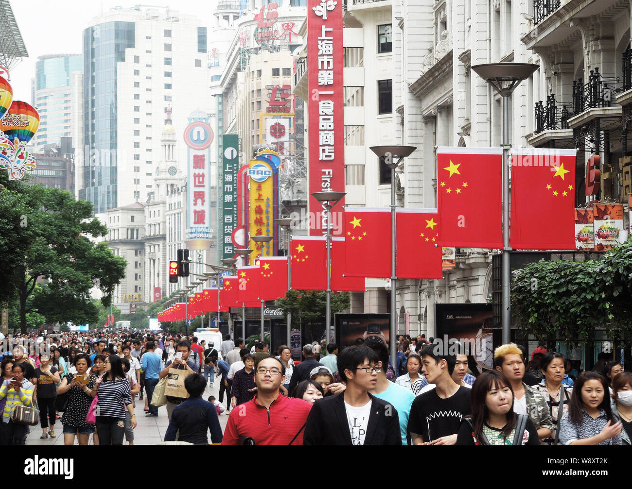 I turisti affollano la Nanjing Road shopping street per celebrare la Giornata Nazionale holiday in Cina a Shanghai, 30 settembre 2014. Foto Stock