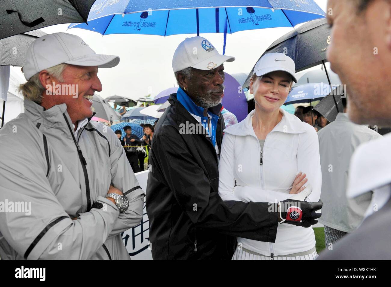 Attore americano Morgan Freeman, centro, abbracci attrice australiana Nicole Kidman, a destra accanto al golfista australiano Greg Norman, sinistra, durante il 2014 Miss Foto Stock