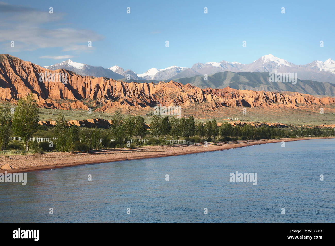 Il lago di Issyk-Kul. Il Kirghizistan. Il pittoresco rive di un lago di montagna. Foto Stock