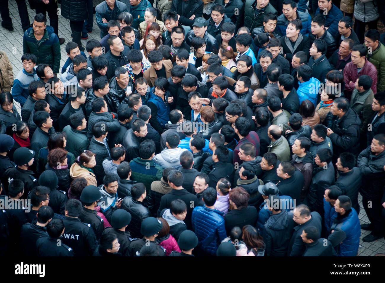 Lavoratori cinesi si riuniscono per protestare contro la chiusura di più di 4.500 fabbriche di scarpe a causa di una repressione di sicurezza dopo 16 persone sono state uccise in un fir Foto Stock