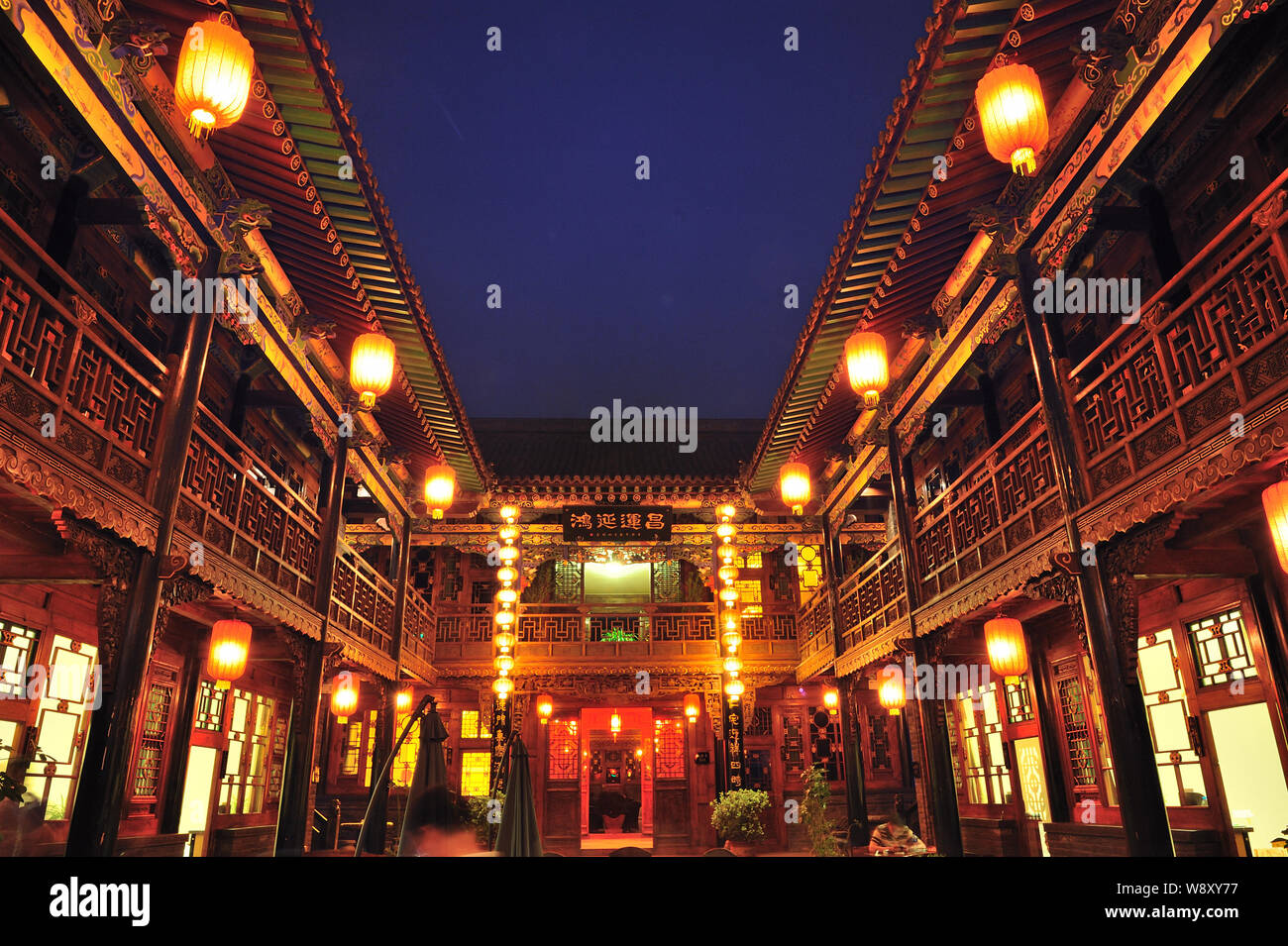 Vista notturna di un vecchio edificio in antica città di Ping Yao nella contea di Pingyao, porcellane del nord nella provincia di Shanxi, 24 maggio 2013. Foto Stock