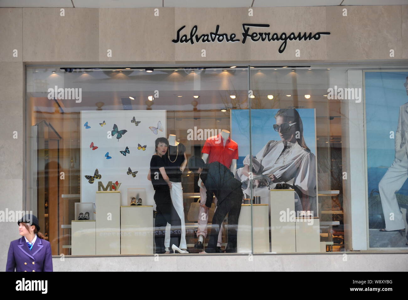 --FILE--dipendenti cinesi sono visti in un negozio di moda di Salvatore Ferragamo in Shenyang city, nordest Chinas provincia di Liaoning, 3 maggio 2011. Itali Foto Stock