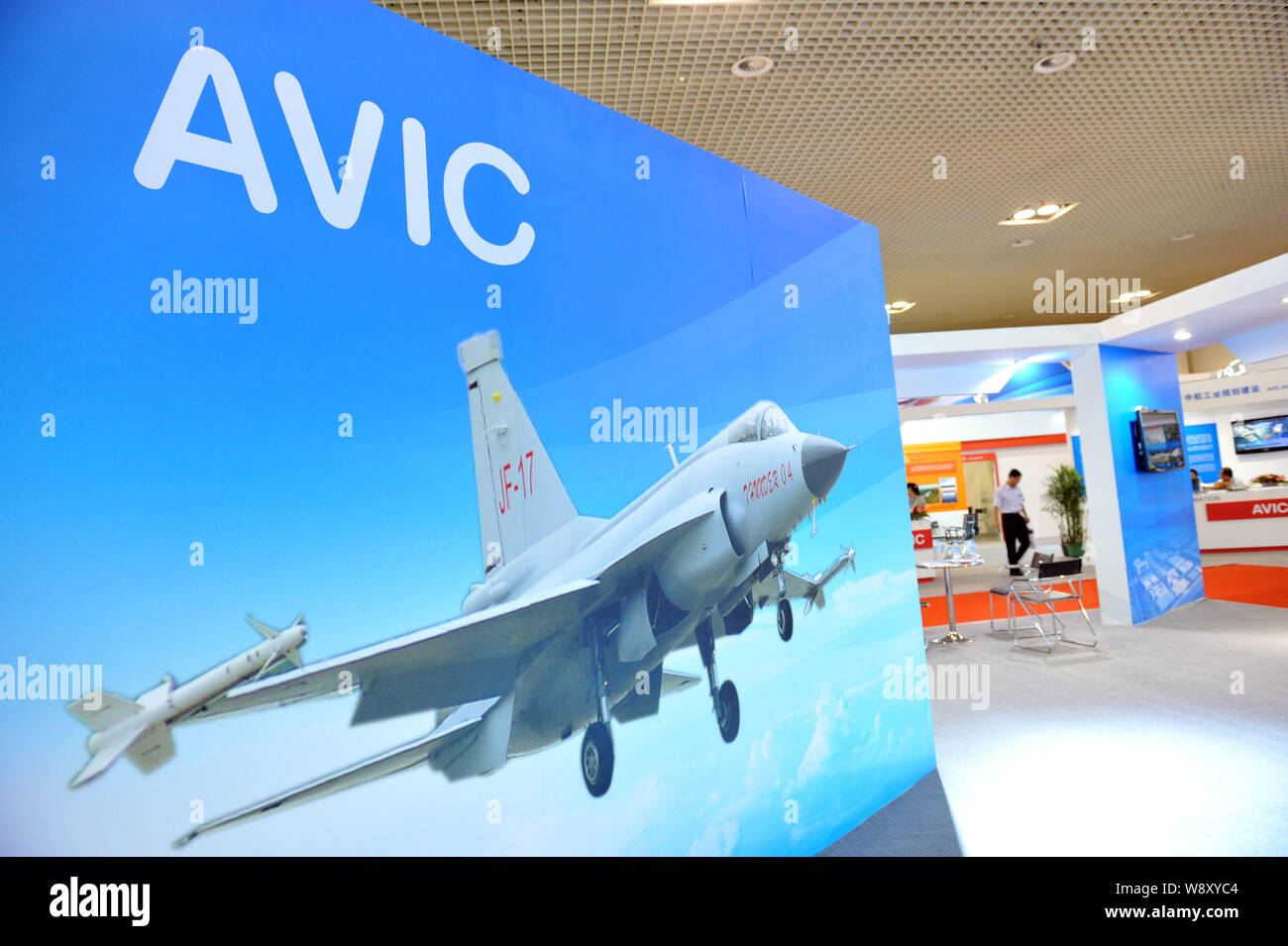 --FILE--un annuncio per AVIC (Aviation Industry Corporation of China) è visto durante una mostra nella città di Xiamen, sudest Chinas Fujian provin Foto Stock