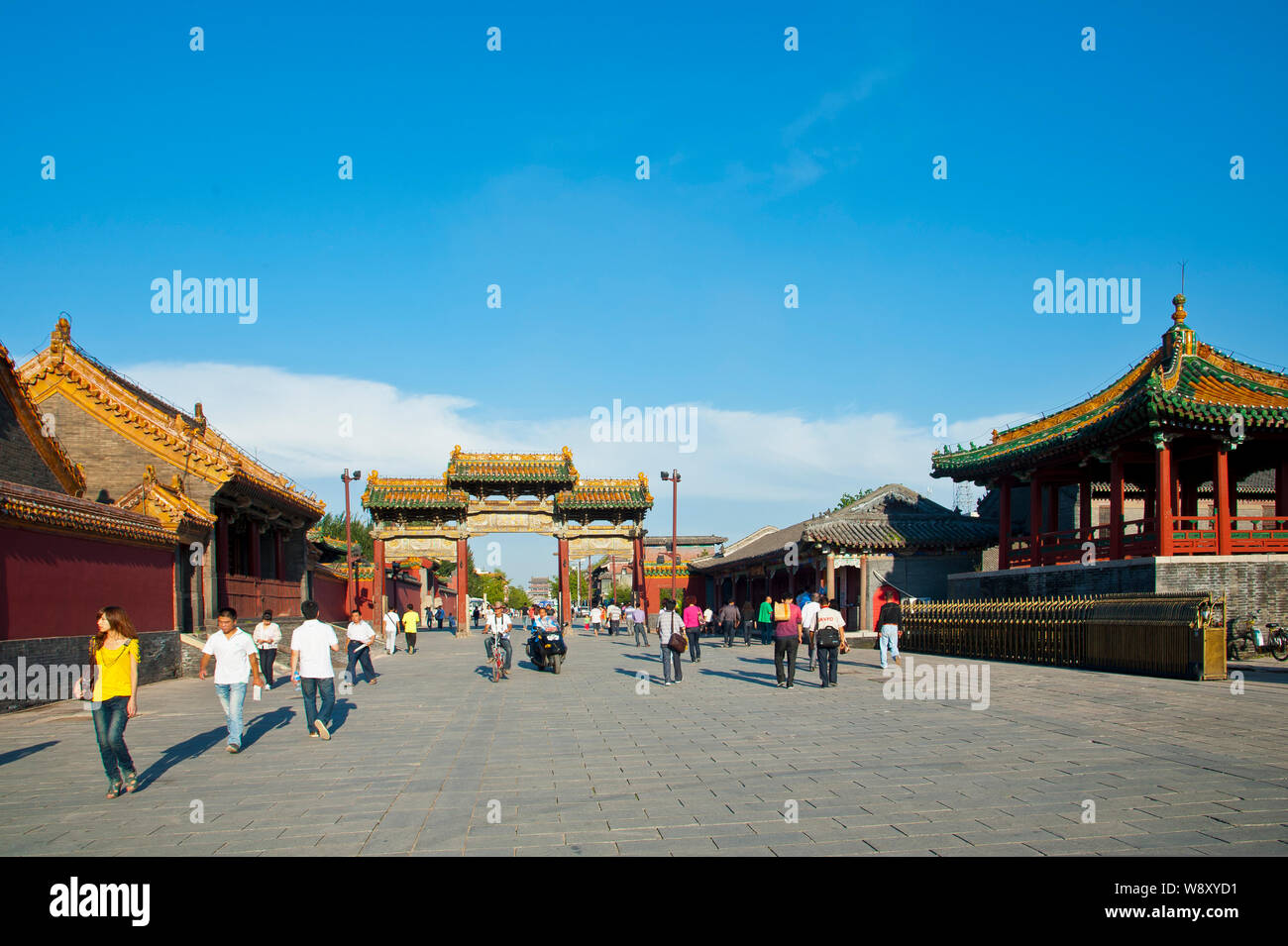 I turisti di visitare il Palazzo Mukden, noto anche come il Palazzo Imperiale di Shenyang, nella città di Shenyang, nordest Chinas provincia di Liaoning, 4 settembre 2011. Foto Stock