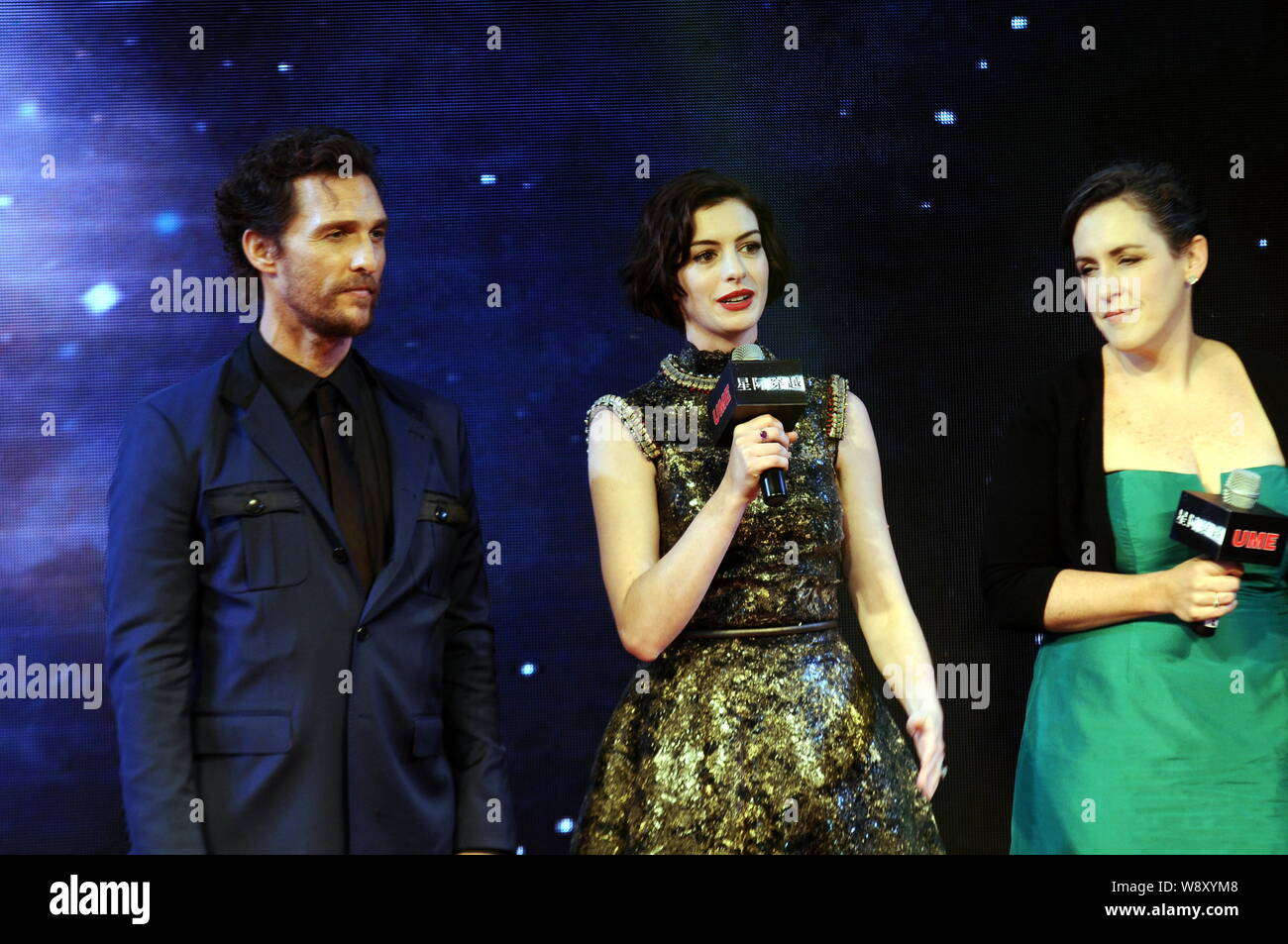 (Da sinistra) attore americano Matthew McConaughey, actrice americano Anne Hathaway e British film di produttori di Emma Thommas frequentare la premiere del loro nuovo Foto Stock