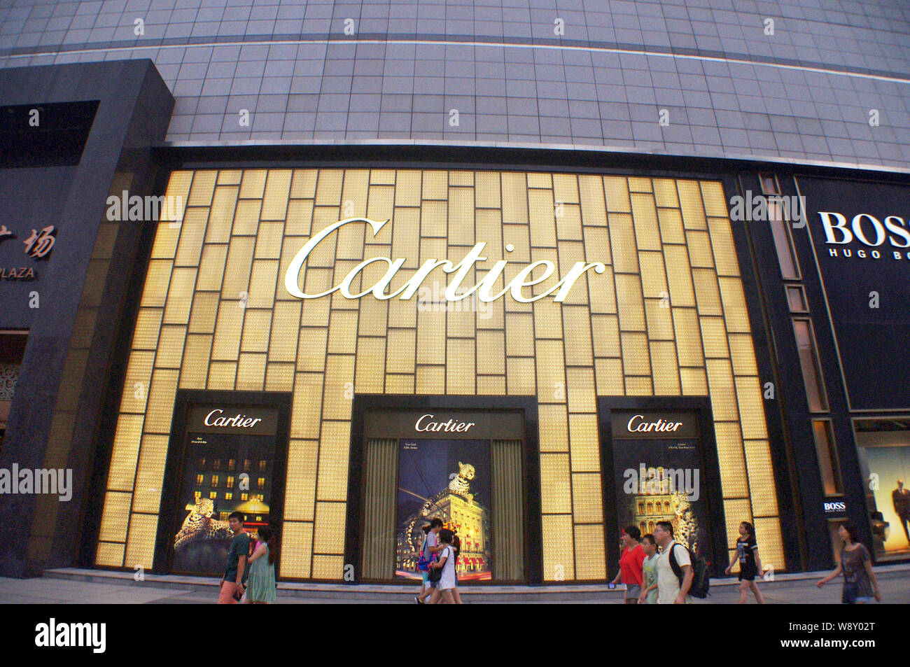 --FILE--pedoni a piedi passato una boutique Cartier del Gruppo Richemont nella città di Wuhan, porcellane centrale provincia di Hubei, 8 settembre 2014. Cie. Financiere Foto Stock