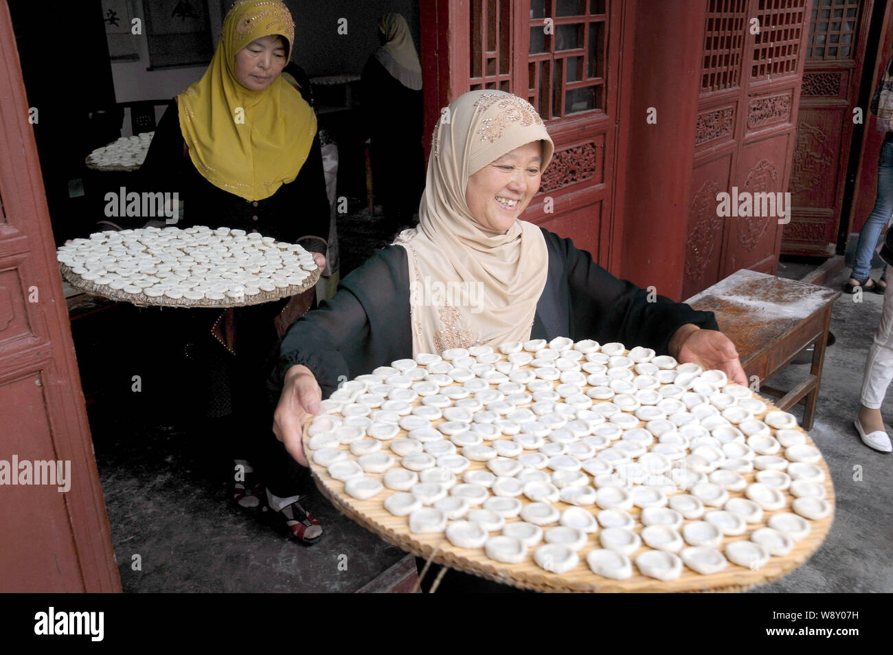 Femmina Musulmani cinesi di preparare il cibo per un banchetto per celebrare l'Eid al-Fitr festival presso una moschea a Yancheng county, Linyi city east Chinas Shandong p Foto Stock