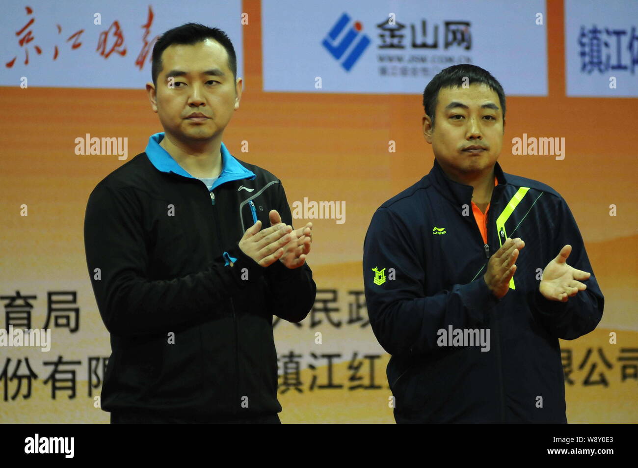 Liu Guoliang, destra e Kong Linghui, vetture di testa della nazionale cinese e mens womens tennis da tavolo squadre, assistere ad una cerimonia di pensionamento in Zhenji Foto Stock