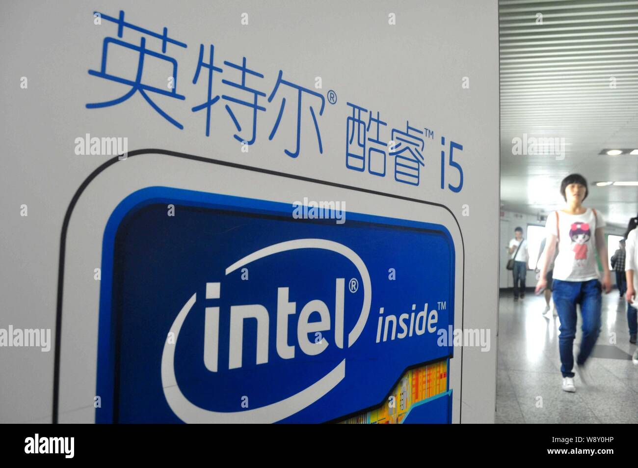 --FILE -- Un messaggio pubblicitario per la tecnologia di processore Intel Core i5 è visibile in corrispondenza di una stazione della metropolitana a Shanghai in Cina, il 25 maggio 2013. Noi chipmaker Intel sta sperando tabl cinese Foto Stock