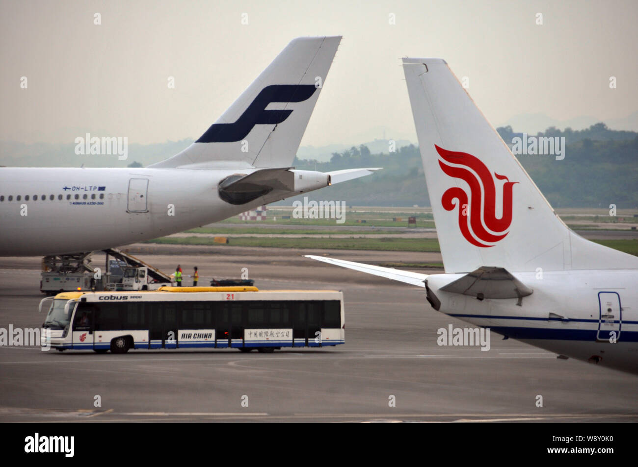 --FILE--un Airbus A330-300 jet piano di Finnair e un aereo jet di Air China sono visti a Chongqing Jiangbei dall'Aeroporto Internazionale di Chongqing, Ch Foto Stock
