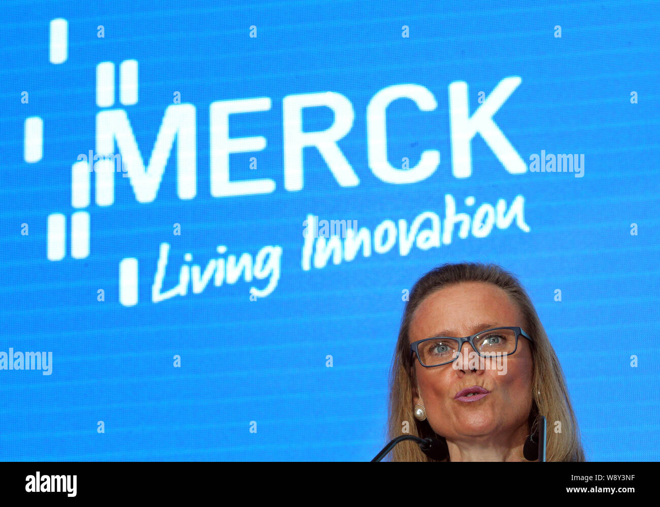 Bel¨¦n Garijo, Presidente e CEO di Merck Serono, parla durante la cerimonia rivoluzionaria di Merck Cina Nantong la produzione farmaceutica facili Foto Stock