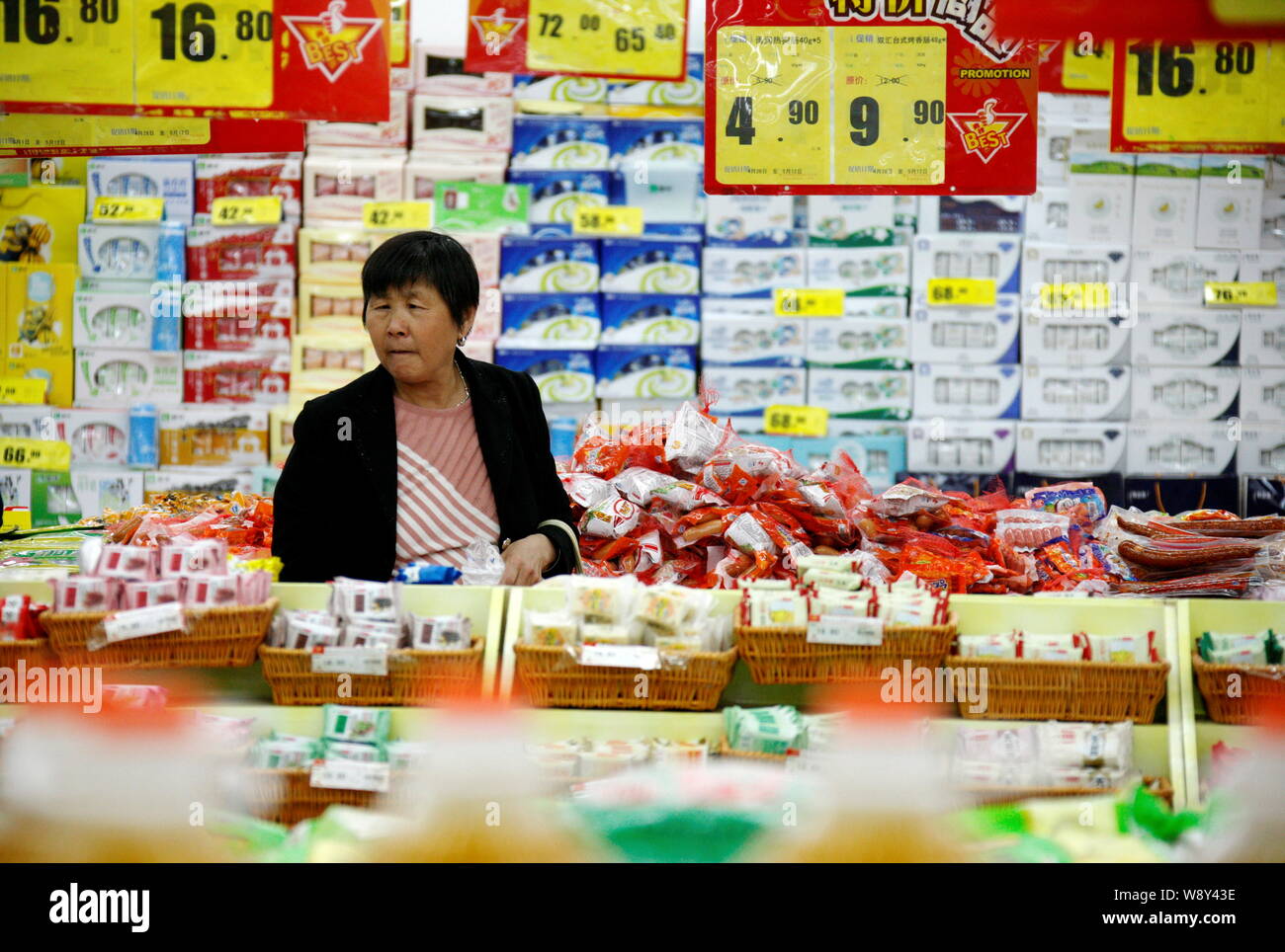 Un cliente cinese negozi per spuntini in un supermercato in città Huaibei, est Chinas provincia di Anhui, 9 maggio 2014. Chinas inflazione alleggerite in aprile, gliene viene fornita Foto Stock