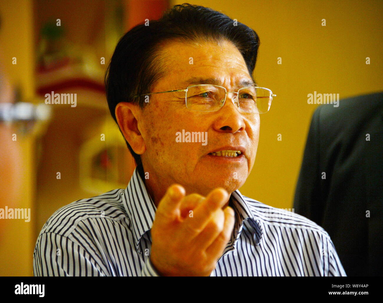 --FILE -- egli Xiangjian, Presidente e CEO del Gruppo Midea, parla come egli visiti il progetto immobiliare "idea città' nella città di Zhenjiang, est della Cina di Jiangs Foto Stock