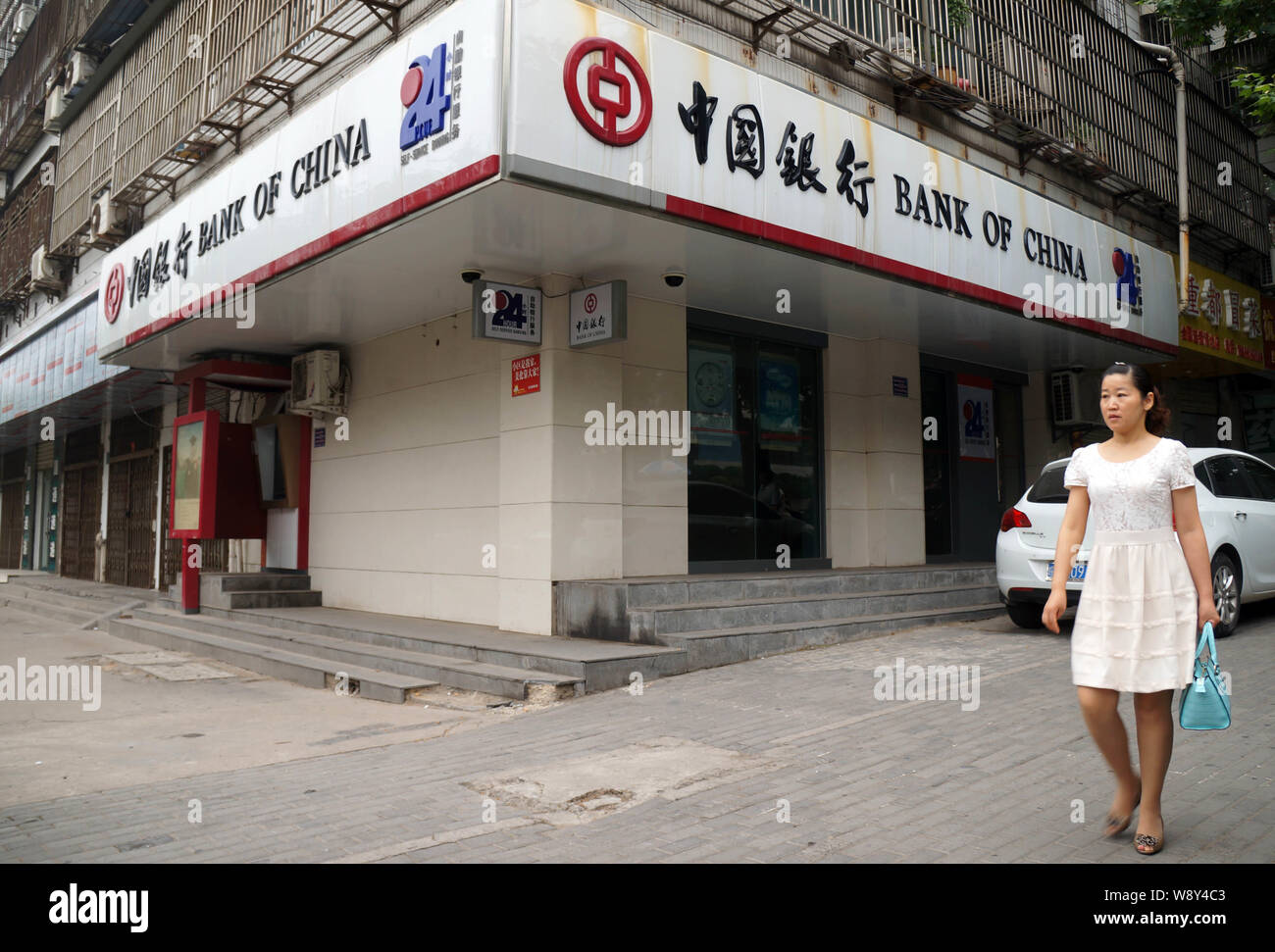 --FILE--A passeggiate a piedi passato una filiale della Banca di Cina (BOC) in città Huaibei, est Chinas provincia di Anhui, 20 giugno 2014. La Bank of China Ltd. ha vinto un Foto Stock
