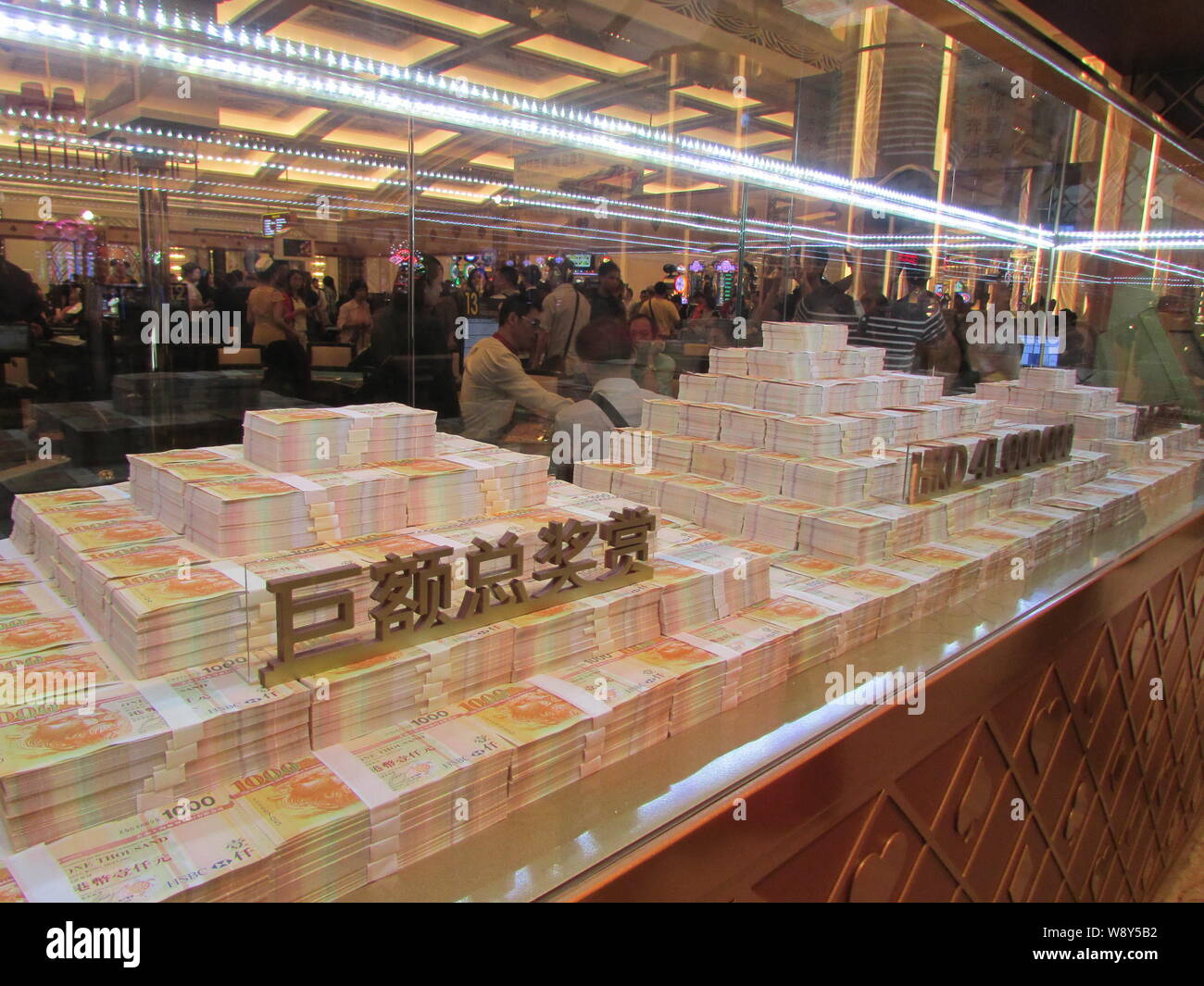 A forma di piramide a pile di dollaro di Hong Kong banconote, pari a HKD 41 milioni (circa $5.29 milioni di euro), sono visualizzati al StarWorld Hotel & Casino Foto Stock