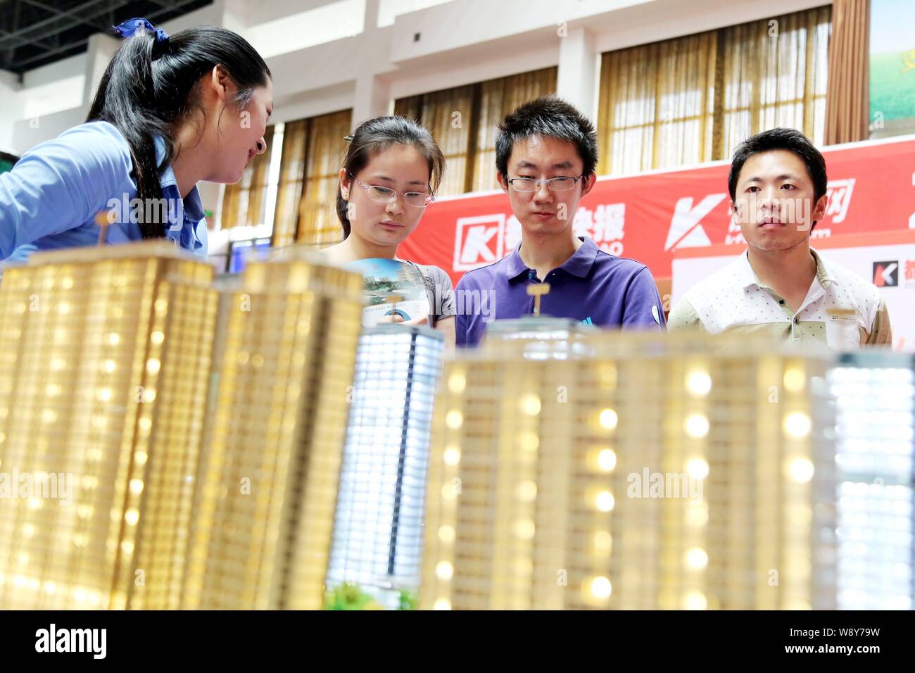 --FILE--i homebuyers cinese guarda i modelli di alloggiamento di una proprietà residenziale di progetto a una fiera immobiliare in Hangzhou, est della Cina di Zhejiang prov Foto Stock