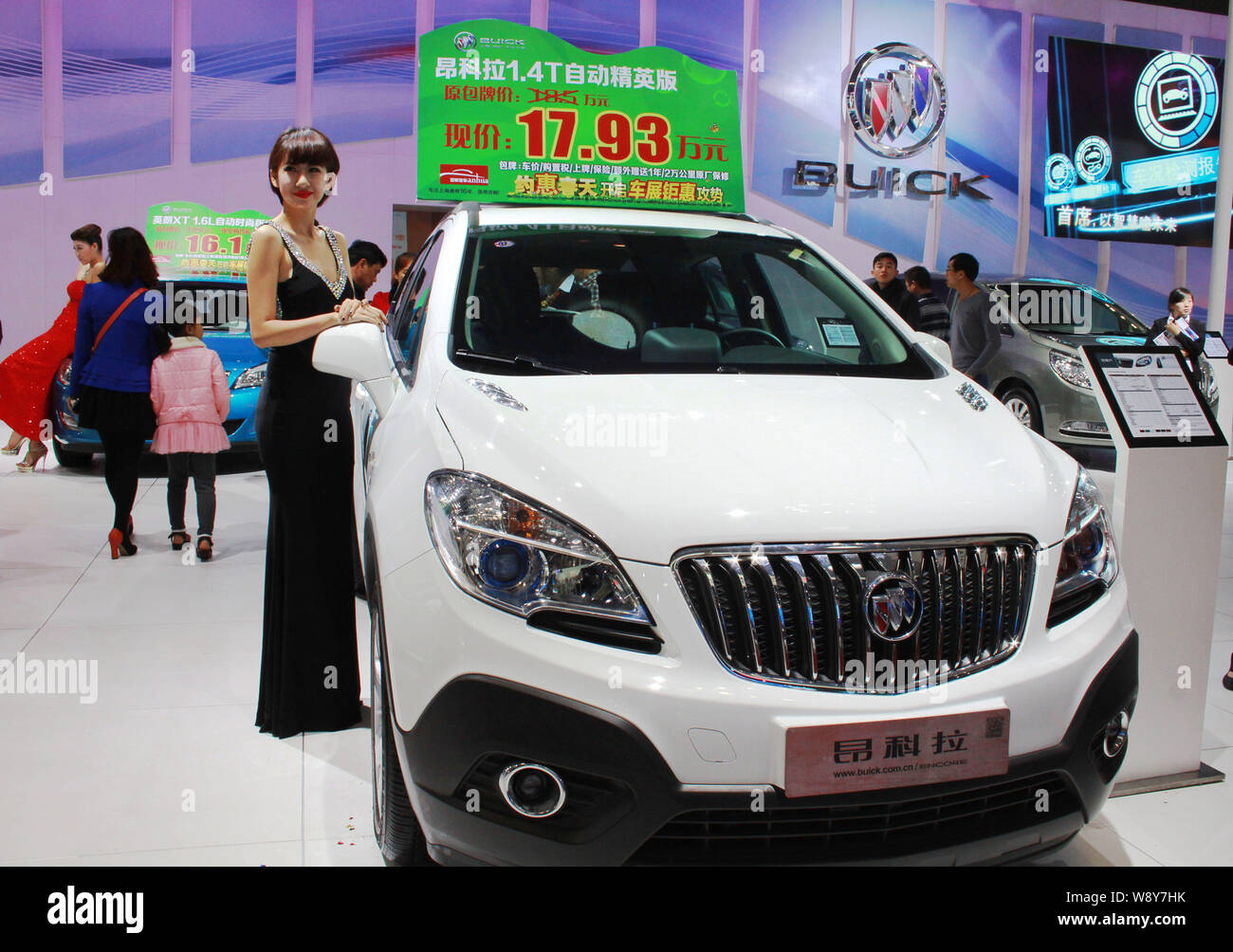 --FILE -- un modello pone con una Buick Encore di Shanghai GM, una joint venture tra Saic Motor e General Motors, durante un'auto show nel centro della città di Haikou, s Foto Stock