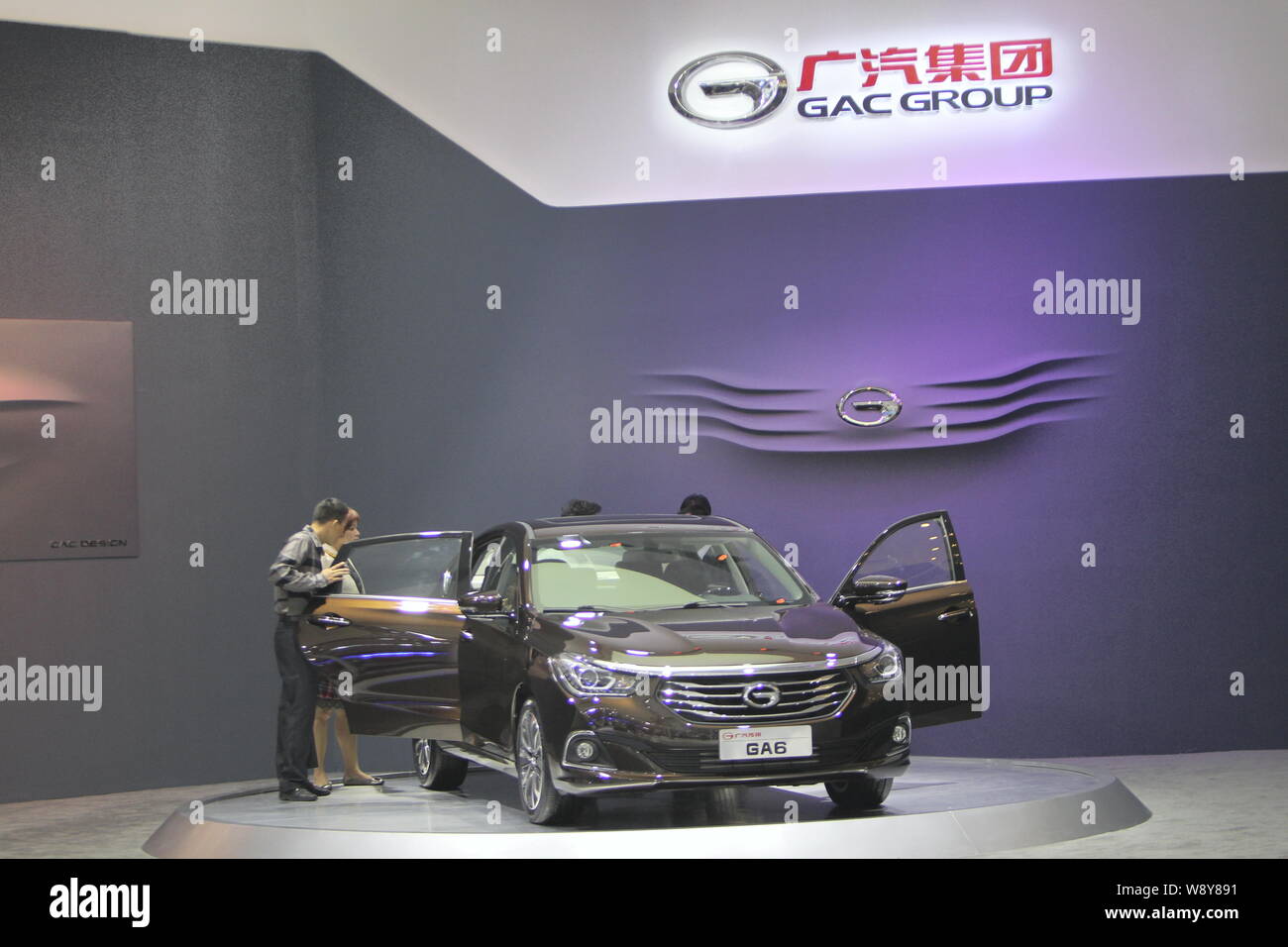 --FILE--i visitatori guardano un GA6 del GAC motore durante il XII Cina (Guangzhou) Salone Internazionale dell'Automobile, noto come auto Guangzhou 2014, in Gu Foto Stock