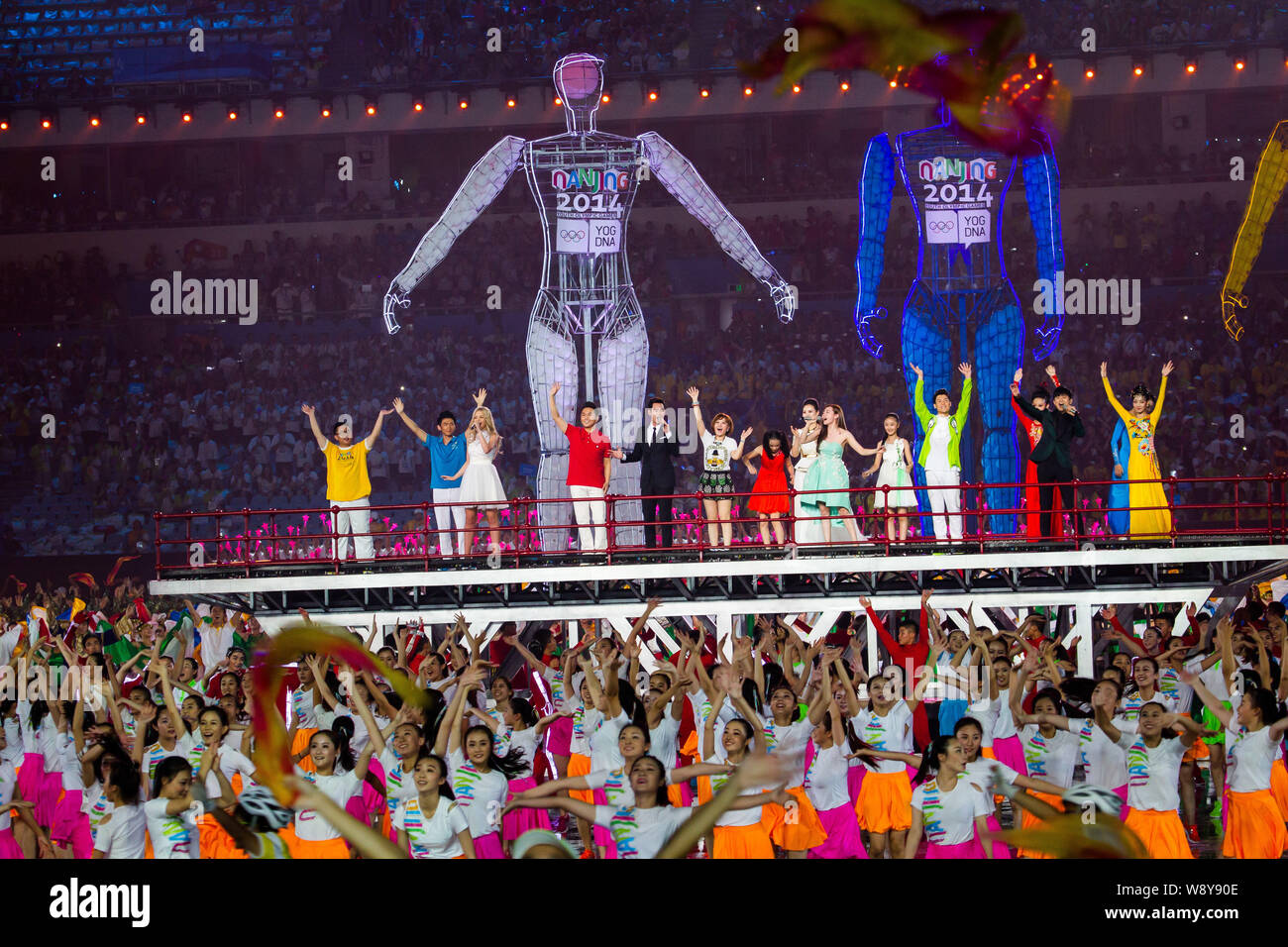 Stelle e animatori di eseguire durante la cerimonia di apertura per l'estate 2014 Olimpiadi della Gioventù nella città di Nanjing East Chinas provincia dello Jiangsu, 16 A Foto Stock