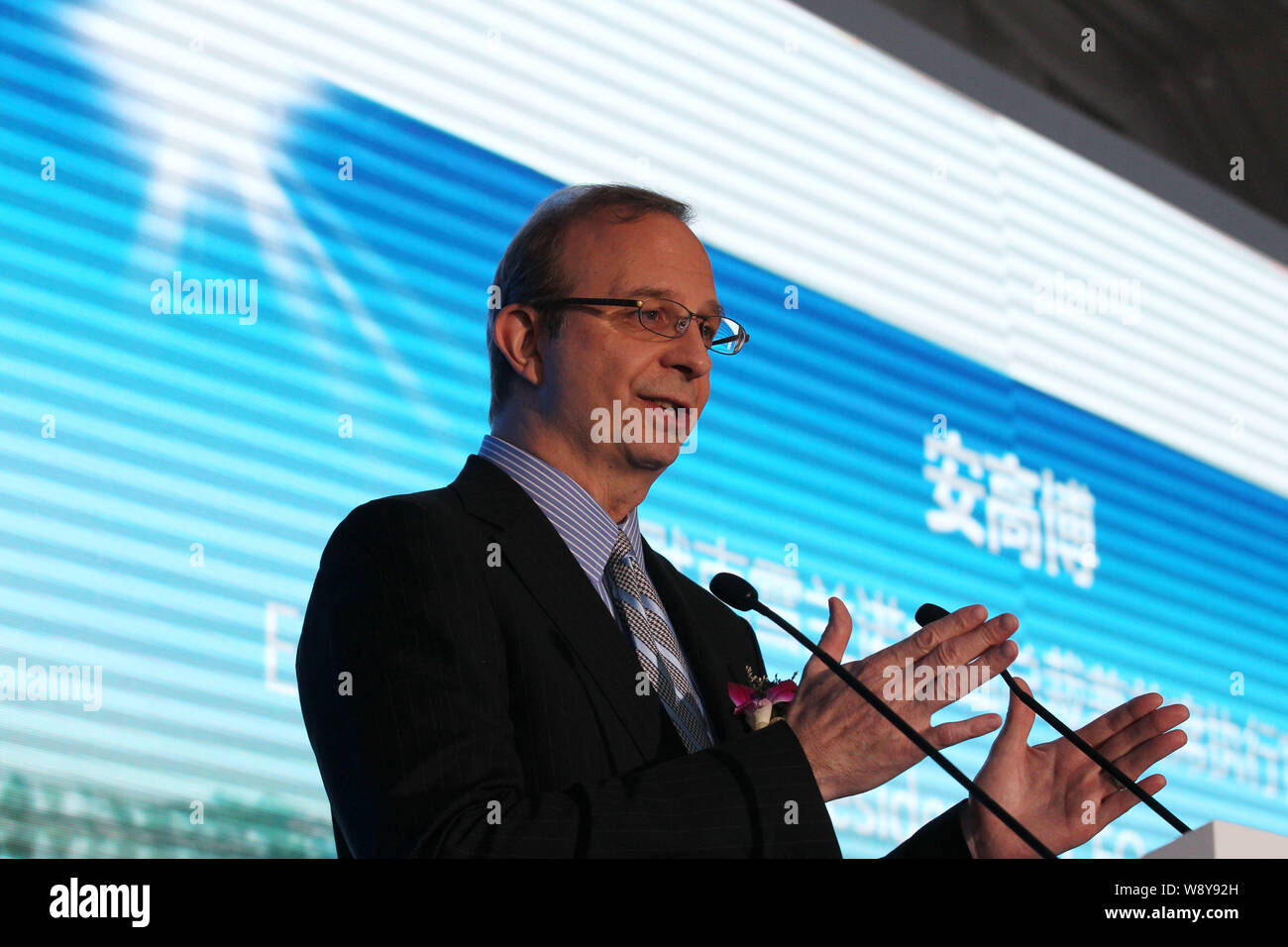 Allan Gabor, Managing Director di Merck Serono, offre un discorso rivoluzionario cerimonia di Merck Cina Nantong la produzione farmaceutica Faci Foto Stock