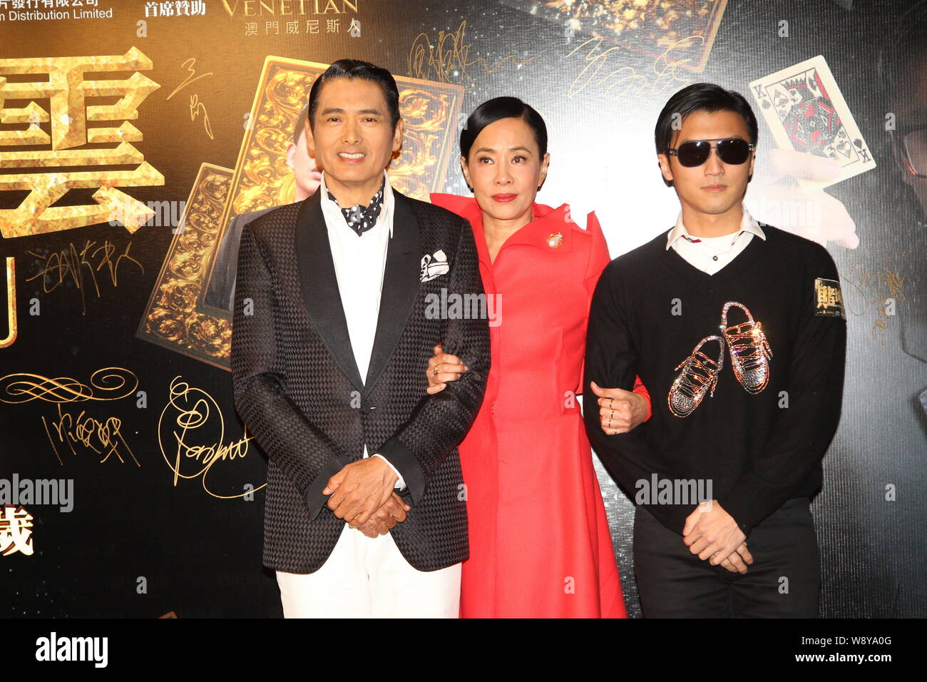(Da sinistra) Hong Kong protagonista Chow Yun-fat, sua moglie Jasmine Tan e attore Nicholas Tse pongono a premiere per il nuovo film, da Las Vegas a Macao, anche Foto Stock