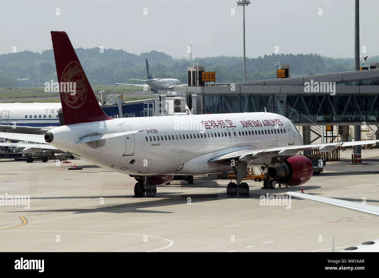 --FILE--un Airbus A320 piano a getto di Juneyao Airlines si è visto all'Changsha Huanghua International Airport in Changsha city central Chinas Hunan pro Foto Stock