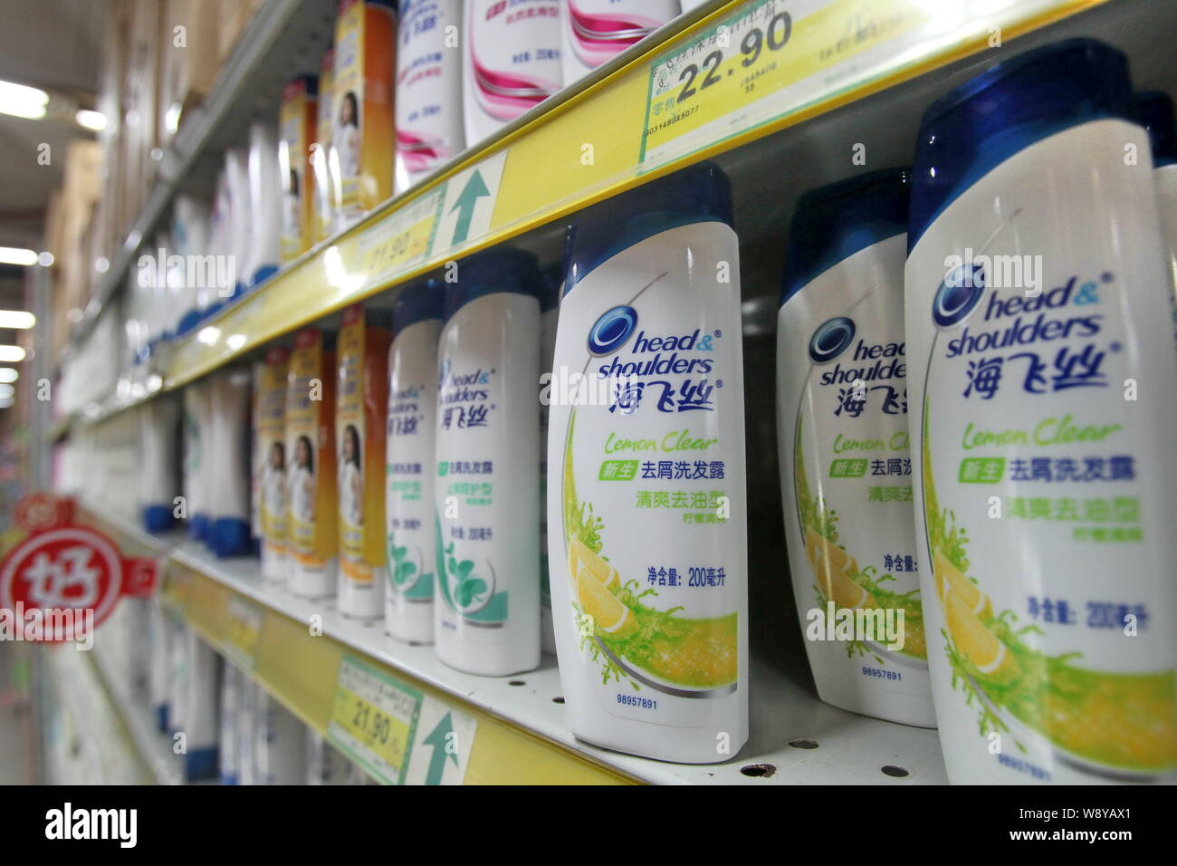 FILE--bottiglie di testa e spalle shampoo di Procter & Gamble (P&G) sono in  vendita in un supermercato di Nantong, est Chinas provincia dello Jiangsu,  14 Octob Foto stock - Alamy