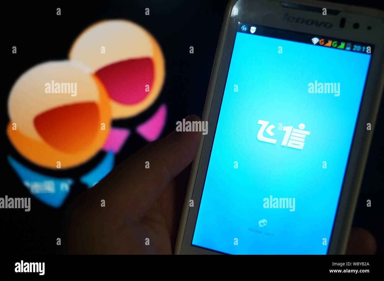--FILE--un cinese telefono cellulare utente guarda le icone della messaggistica mobile apps QQ di Tencent, Weixin o WeChat, di Tencent e Fetion della Cina Foto Stock