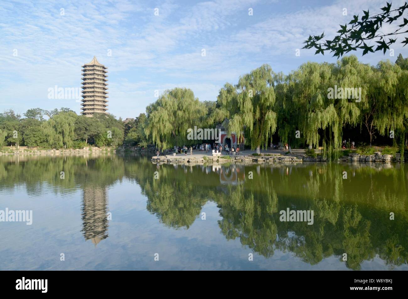--FILE--Vista del lago Weiming (o Unnamed lago) e Boya Pagoda sul campus della Università di Pechino in Cina, 24 agosto 2013. Cina ampliato Foto Stock