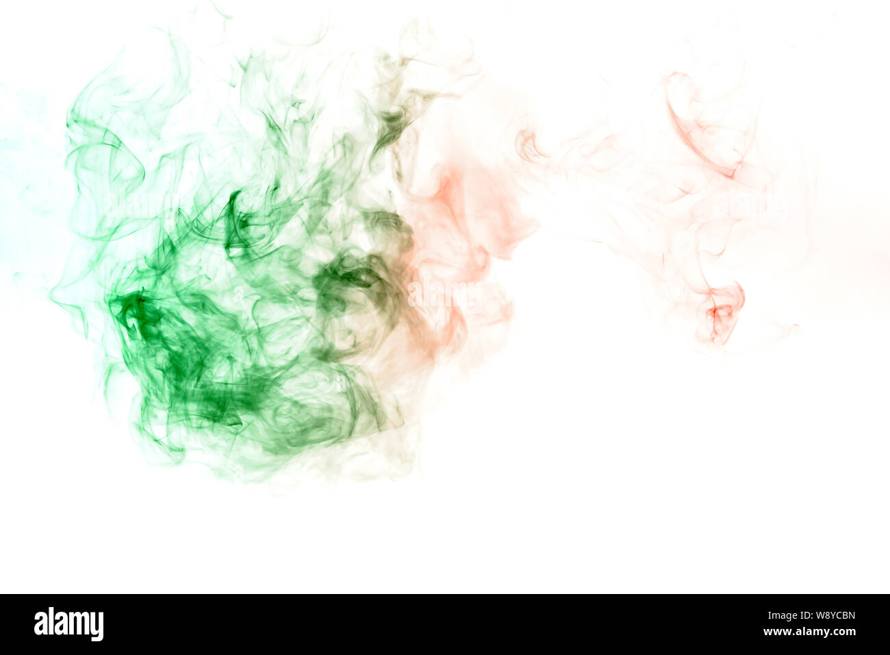 Verde ondeggiante fumo o pattern di inchiostro su un isolato bianco sullo sfondo. Stampa per i vestiti. La malattia e i virus. Foto Stock