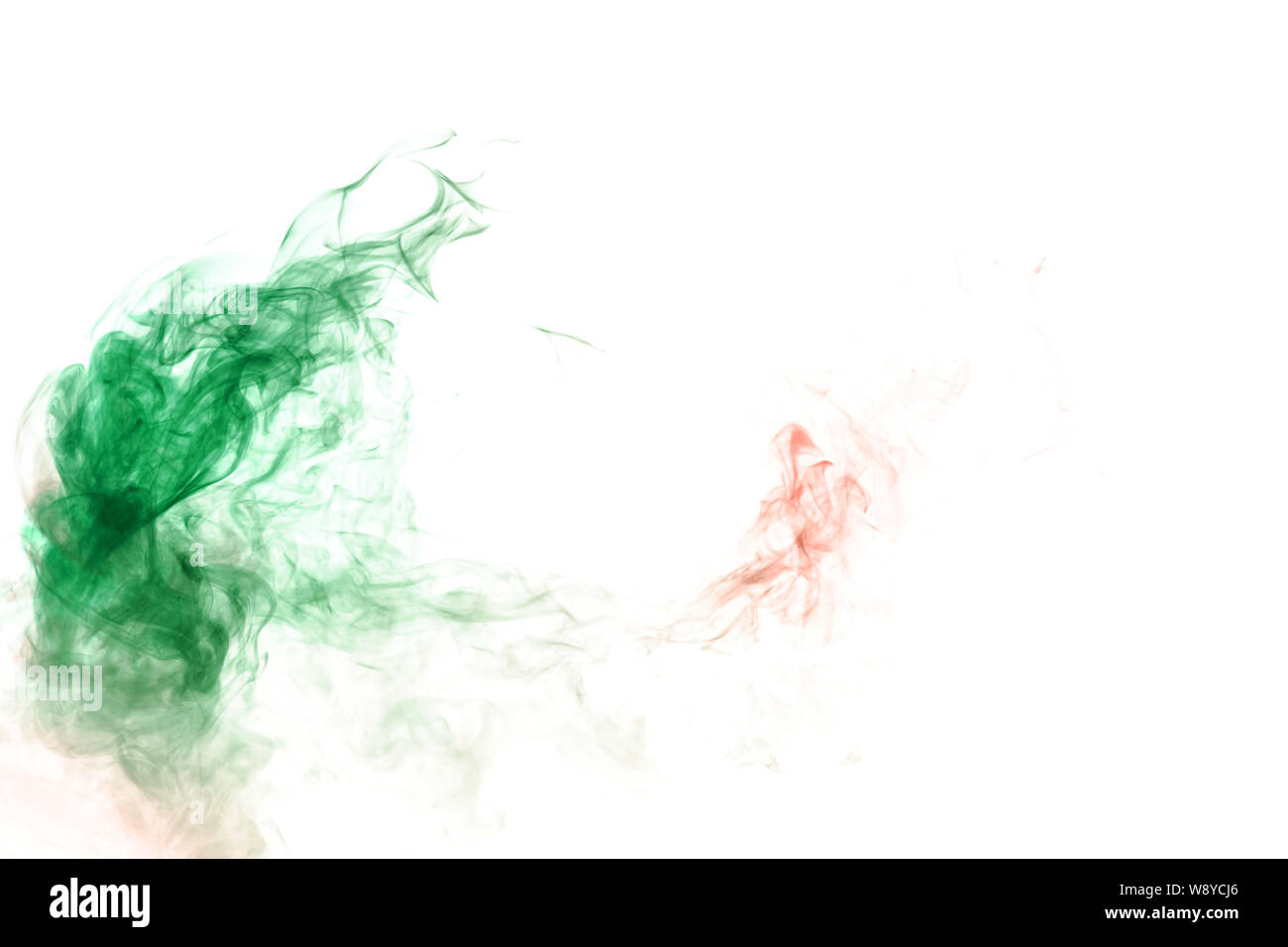 Verde ondeggiante fumo o pattern di inchiostro su un isolato bianco sullo sfondo. Stampa per i vestiti. La malattia e i virus. Foto Stock
