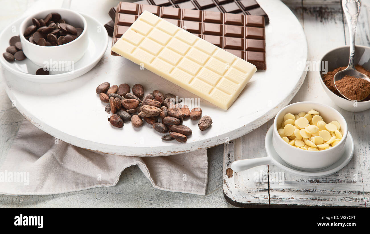 Dark amaro, latte e cioccolato bianco, burro di cacao, la polvere di cacao e fagioli. Foto Stock