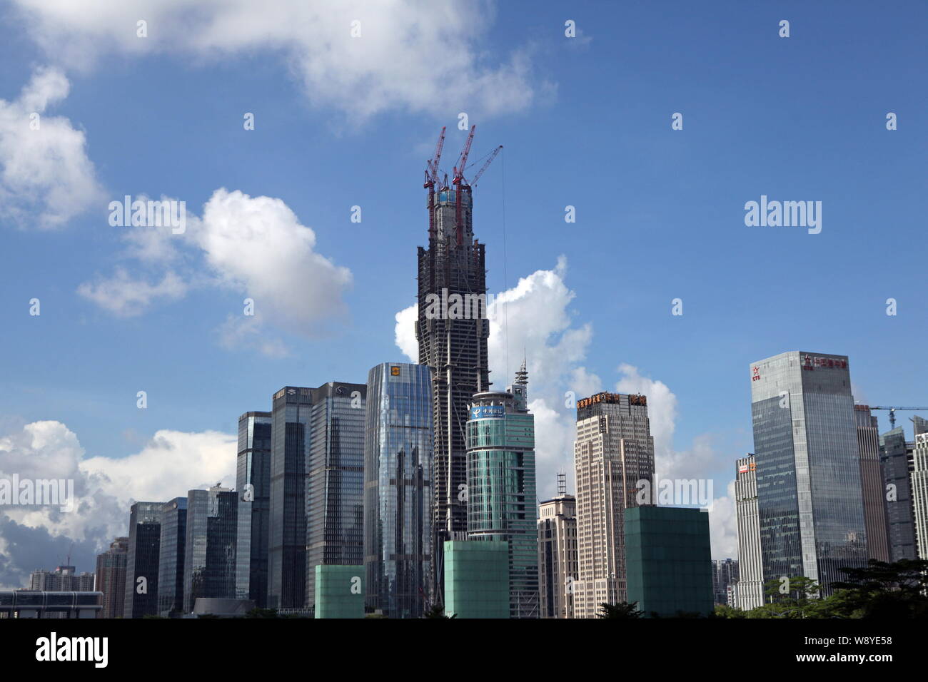 Vista del Ping Un Centro finanziario internazionale (IFC) Torre in costruzione, più alti e altri grattacieli e edifici ad alta a Shenzhen ci Foto Stock