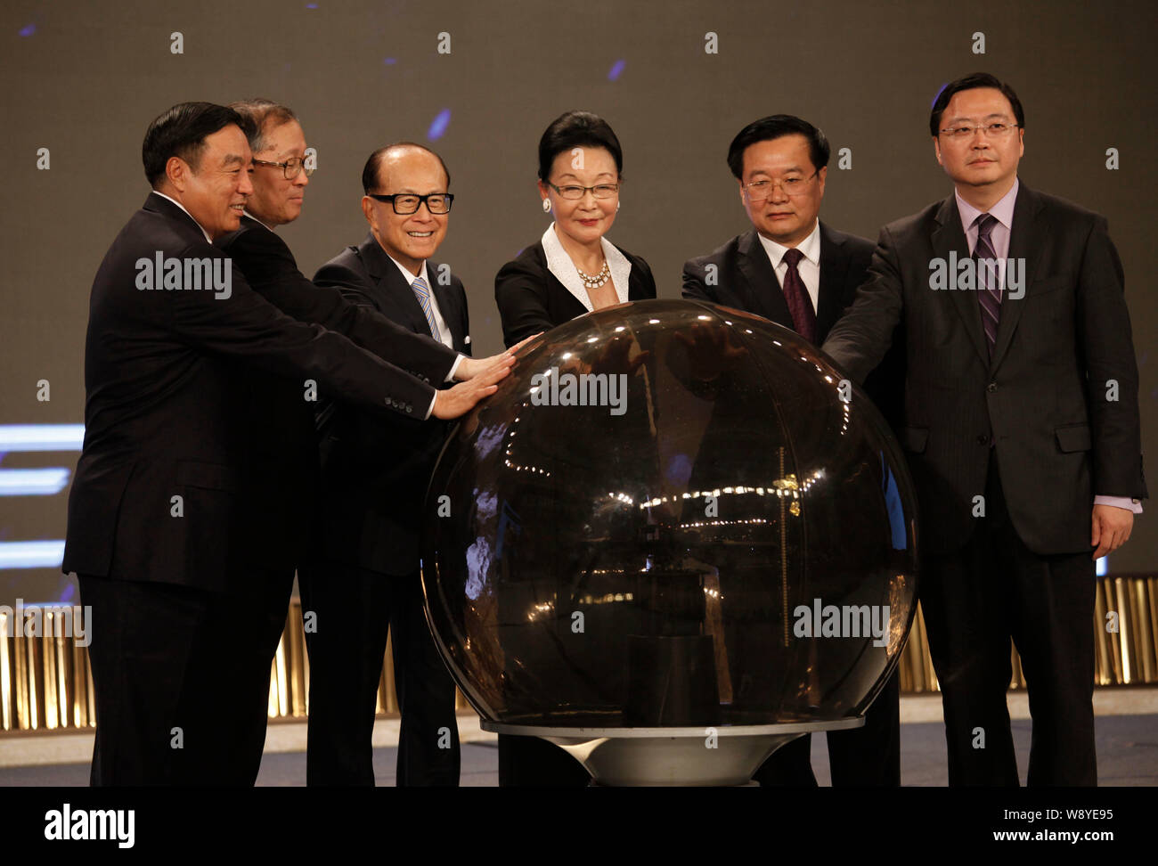 Ma Weihua, sinistra, ex presidente della China Merchants Bank e Presidente del fiume Yangtze Camera internazionale di commercio, Li Ka-shing, la terza a sinistra Foto Stock