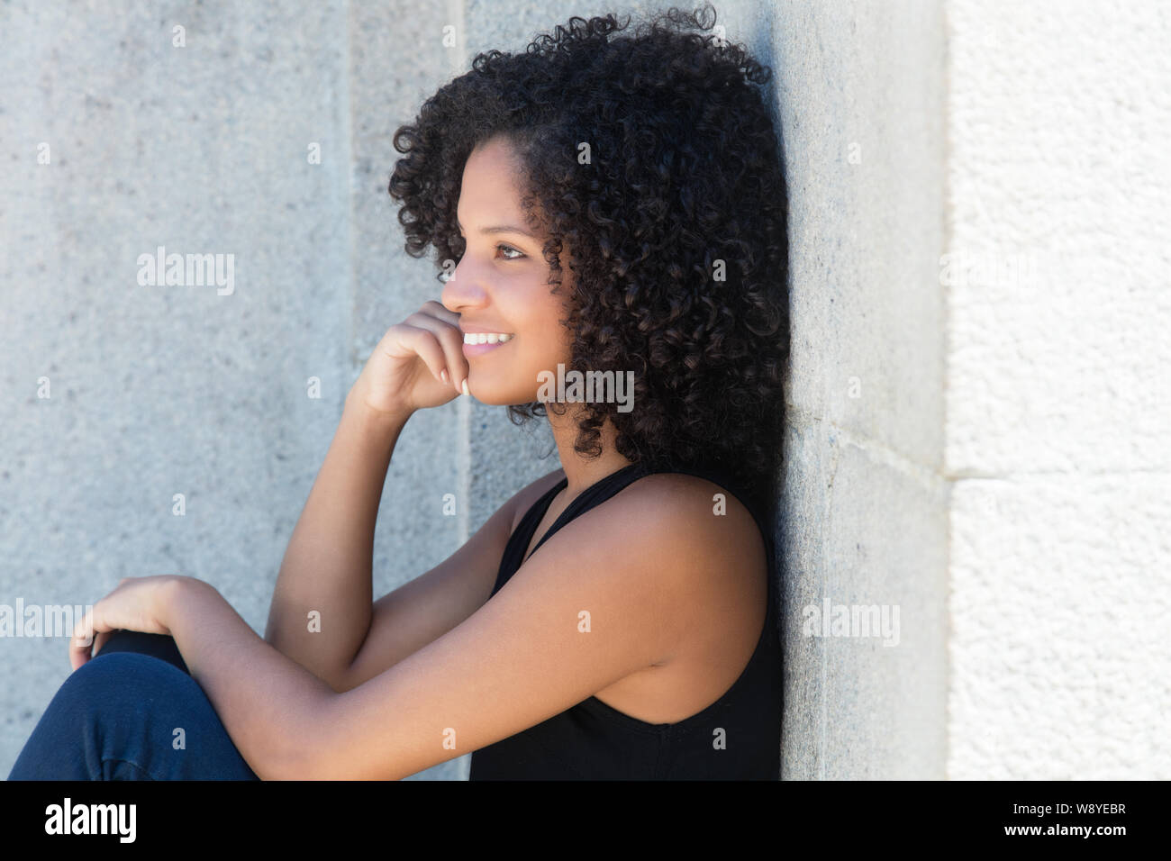 Il pensiero americano africano donna con ricci capelli neri all'aperto in estate Foto Stock