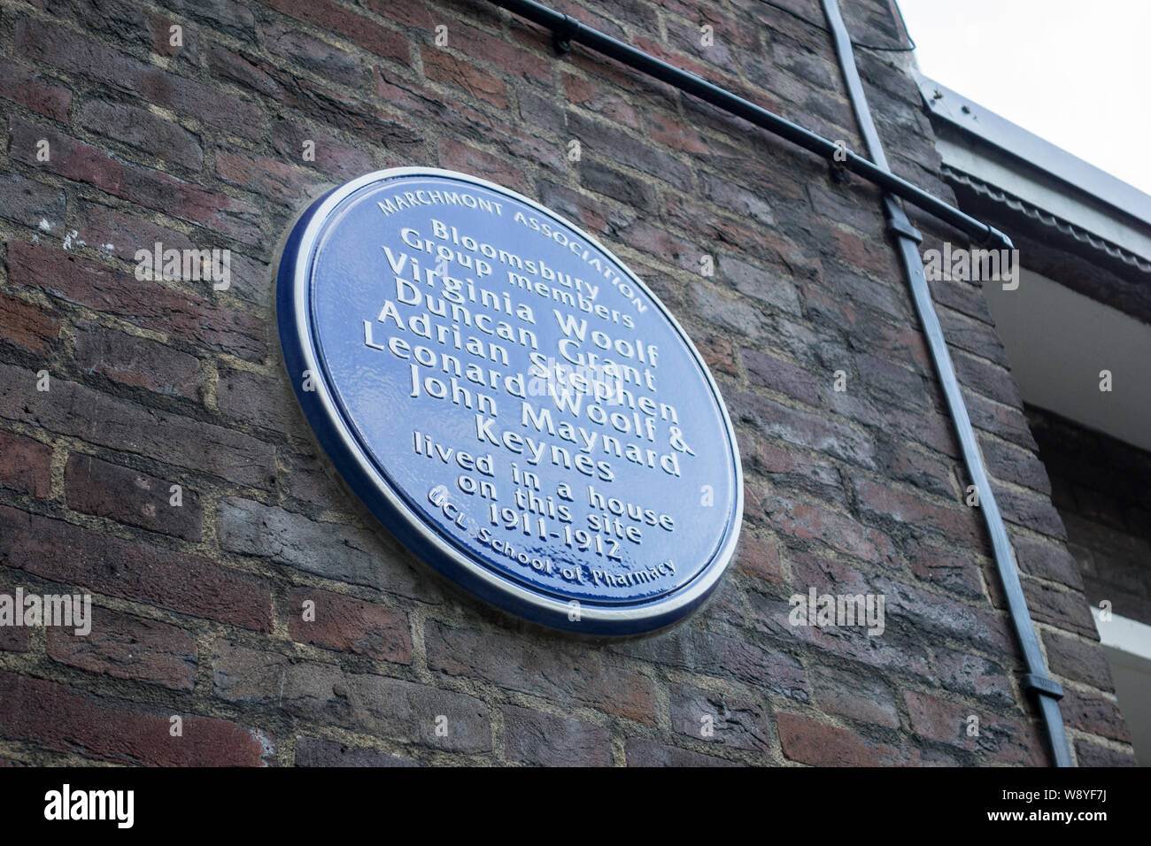 Targa blu per la commemorazione del gruppo Bloomsbury membri: Virginia Woolf, Duncan Grant, Adrian Stephen, Leonard Woolf & John Maynard Keynes, London, Regno Unito Foto Stock