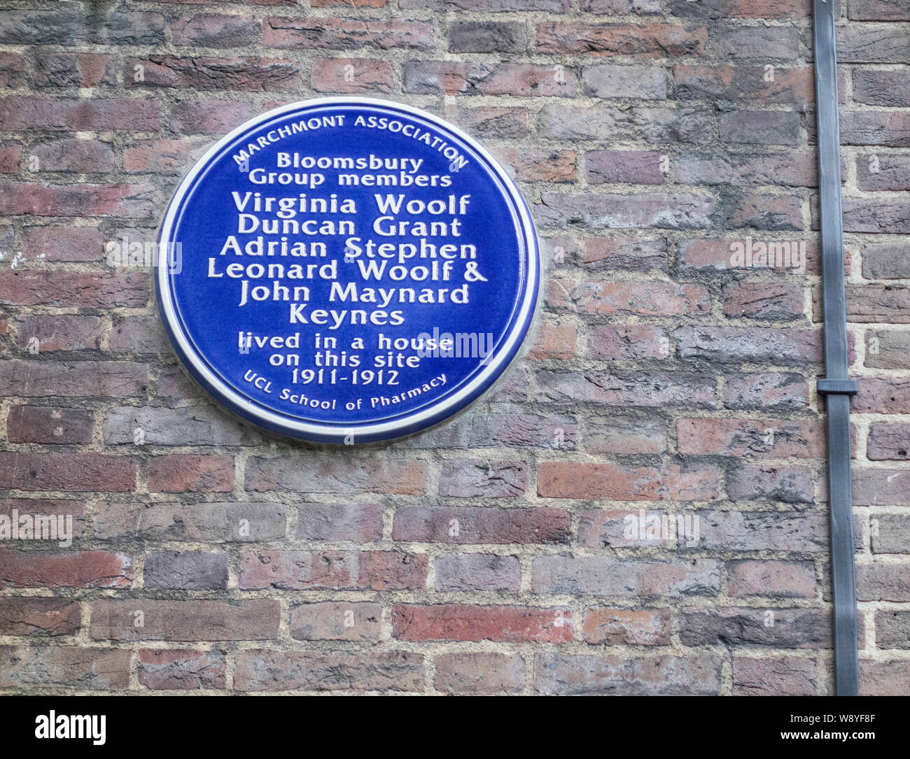 Targa blu per la commemorazione del gruppo Bloomsbury membri: Virginia Woolf, Duncan Grant, Adrian Stephen, Leonard Woolf & John Maynard Keynes, London, Regno Unito Foto Stock